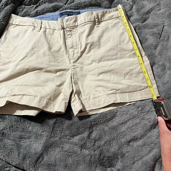 Women’s size 10 women’s Tommy Hilfiger tan shorts. Zipper with button. - Picture 2 of 4